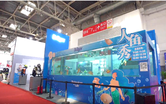 消防展第一天，德?tīng)柛癯棘F(xiàn)場(chǎng)與美人魚(yú)親密接觸
